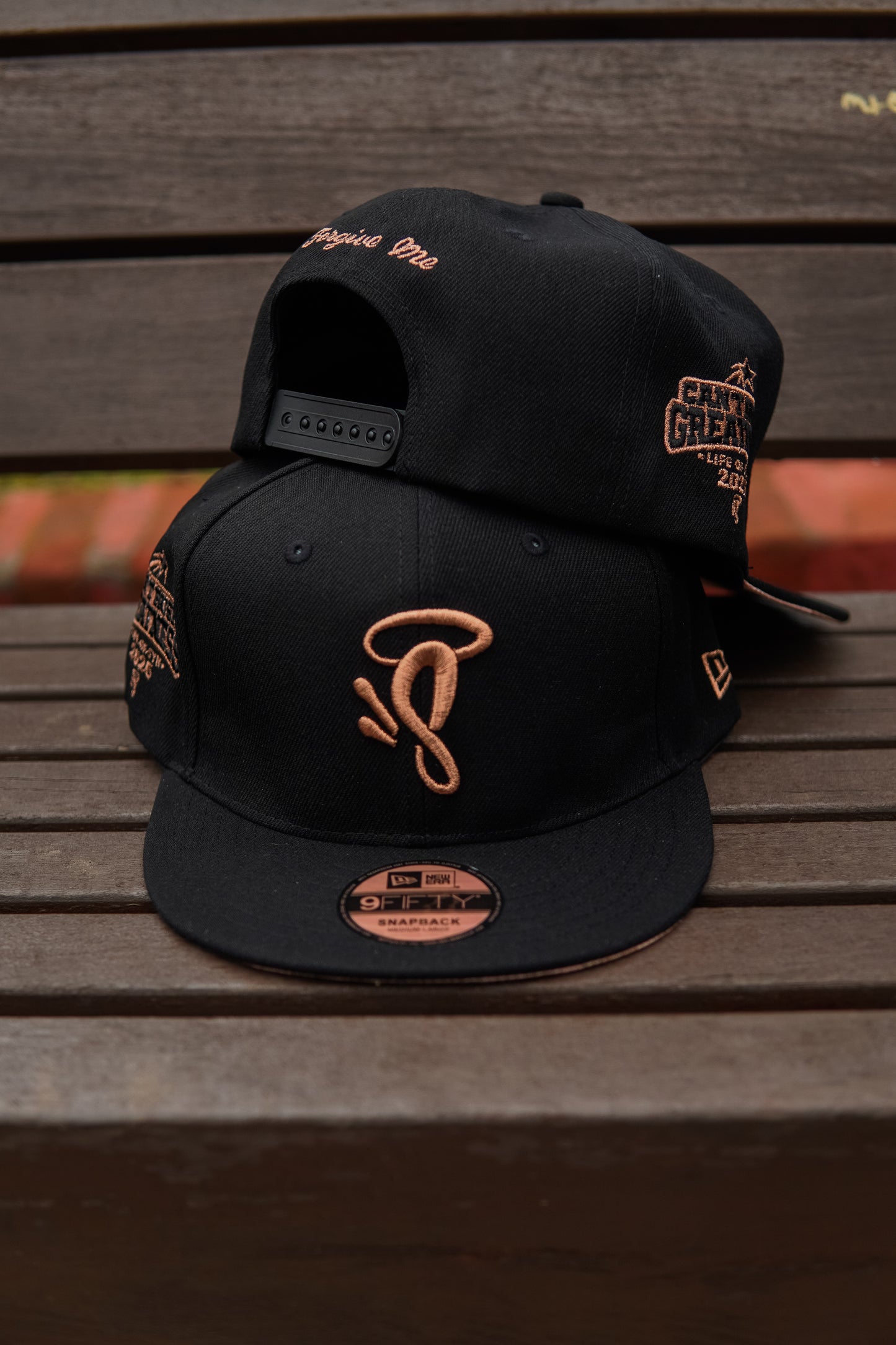 SYNA X NEW ERA 9FIFTY SNAPBACK CAP - BLACK/ROSE GOLD