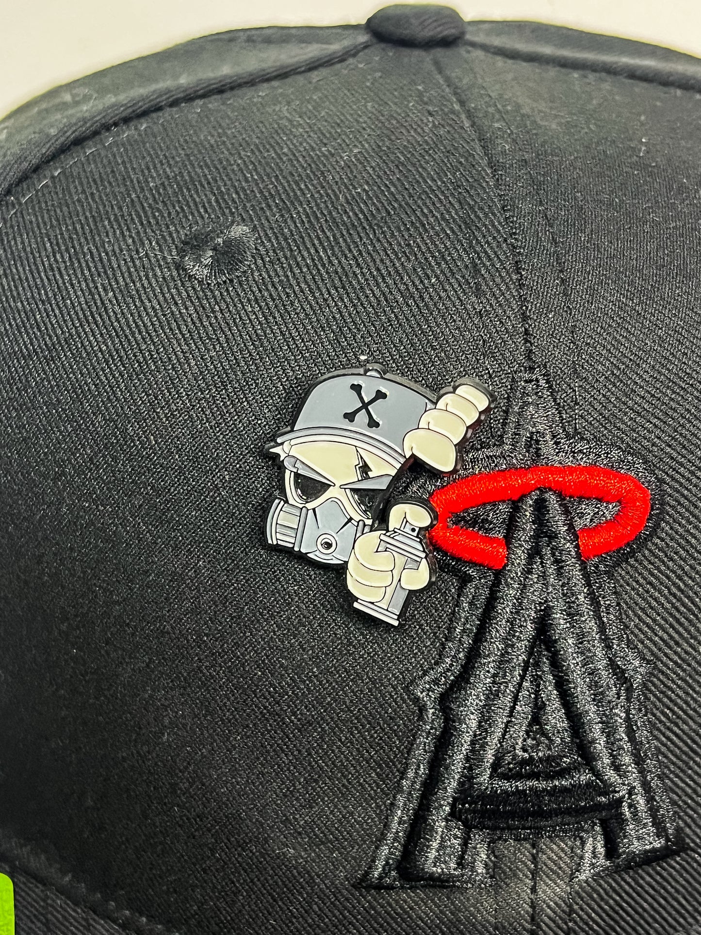 PIN GRIS BONES FITTED