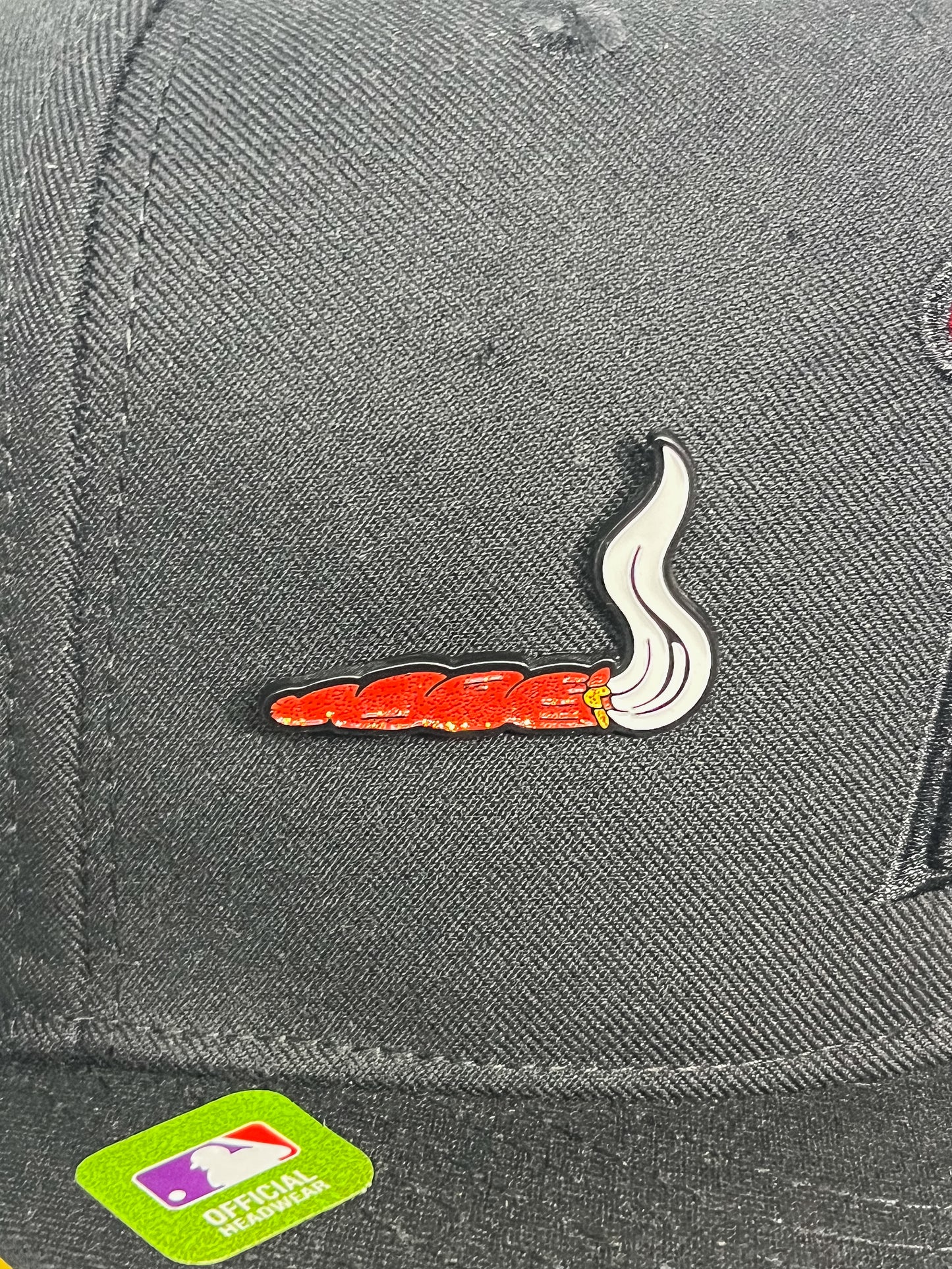 PIN CIGARRO ROJO BRILLANTE
