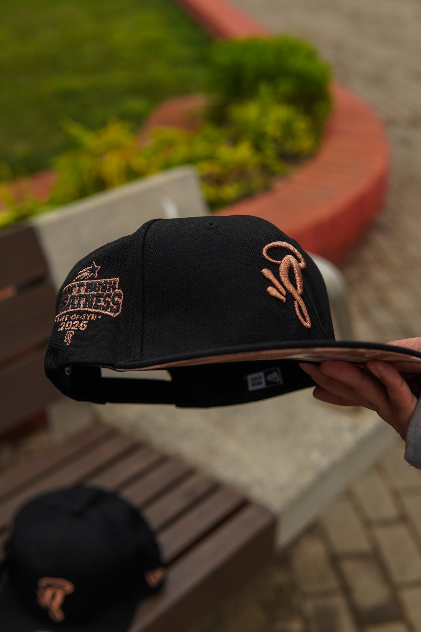 SYNA X NEW ERA 9FIFTY SNAPBACK CAP - BLACK/ROSE GOLD
