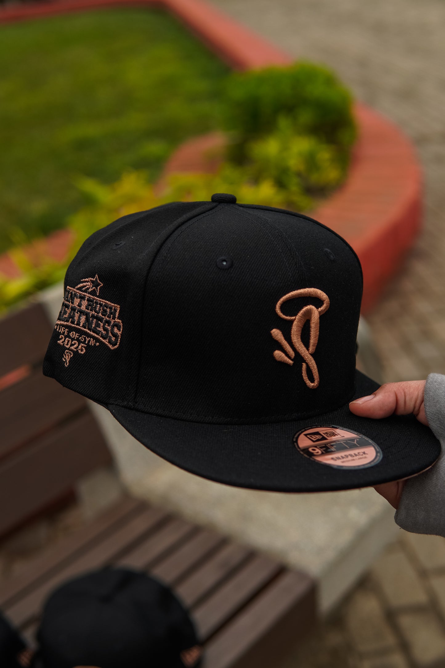 SYNA X NEW ERA 9FIFTY SNAPBACK CAP - BLACK/ROSE GOLD