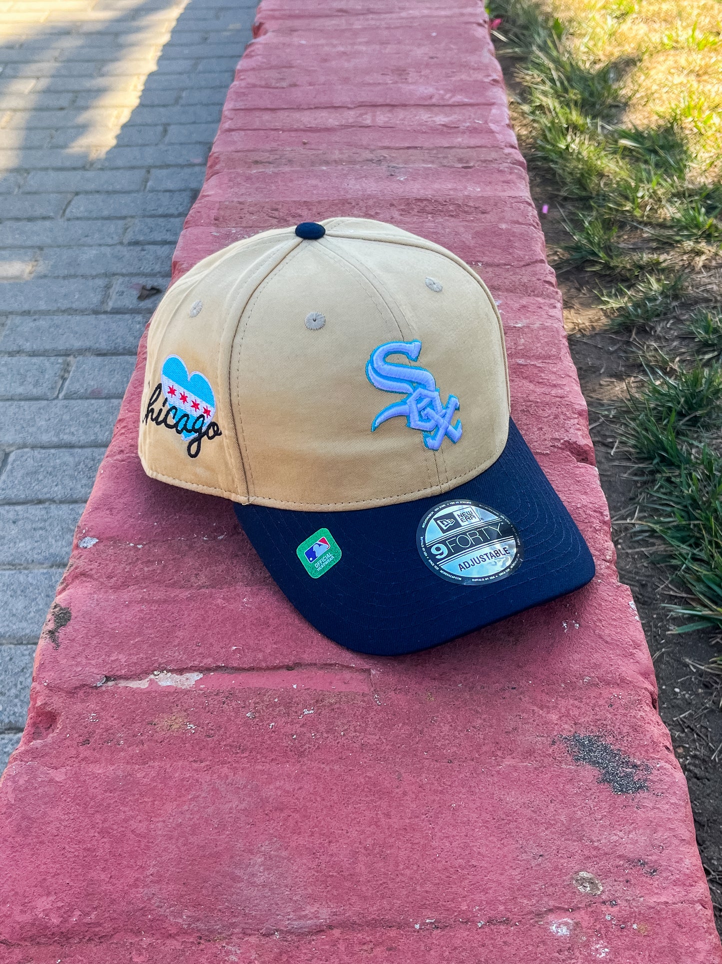 GORRA NEW ERA SOX BEIGE Y AZUL MARINO PARCHE LATERAL AJUSTABLE