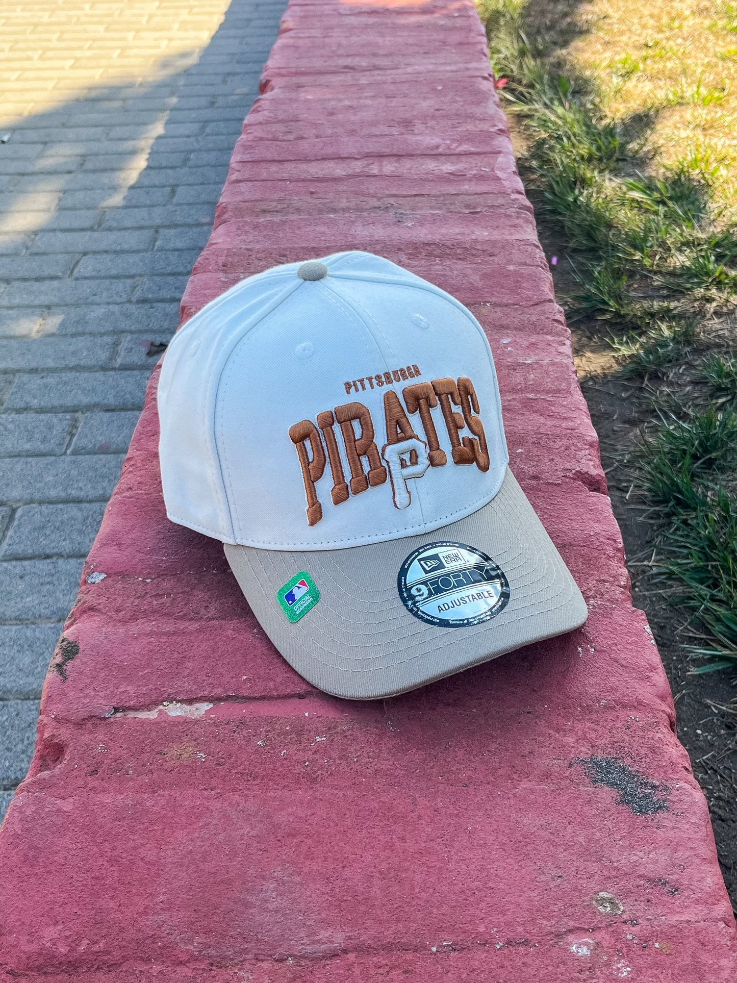 GORRA NEW ERA PIRATES COLOR CREMA Y BEIGE AJUSTABLE