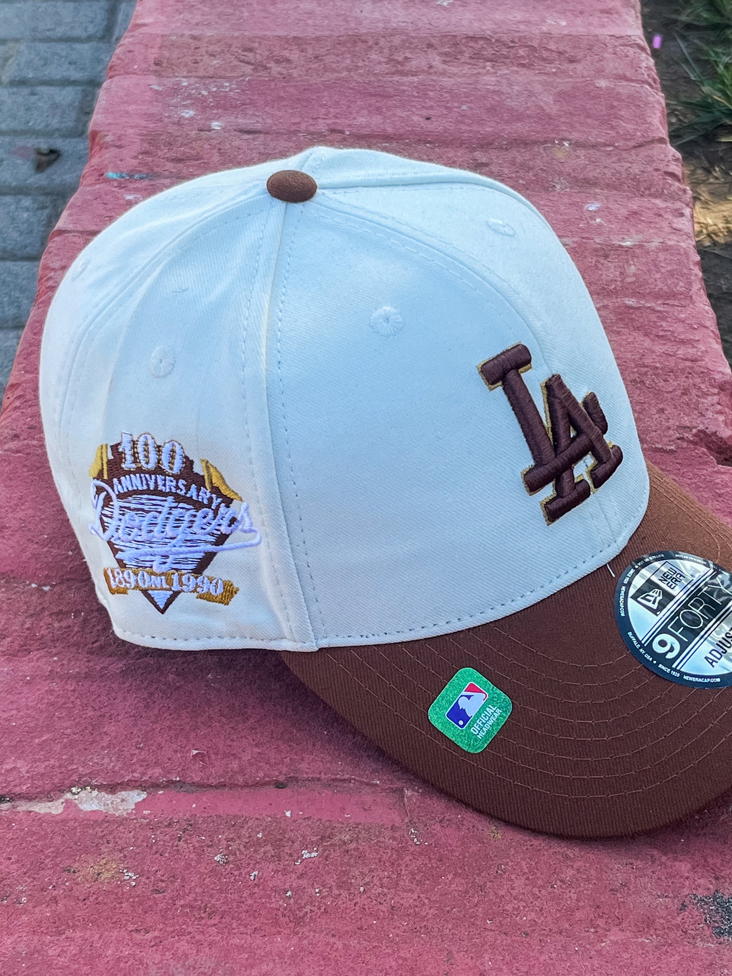 GORRA NEW ERA LOS ANGELES DODGERS COLOR CREMA Y CAFÉ PARCHE LATERAL AJUSTABLE