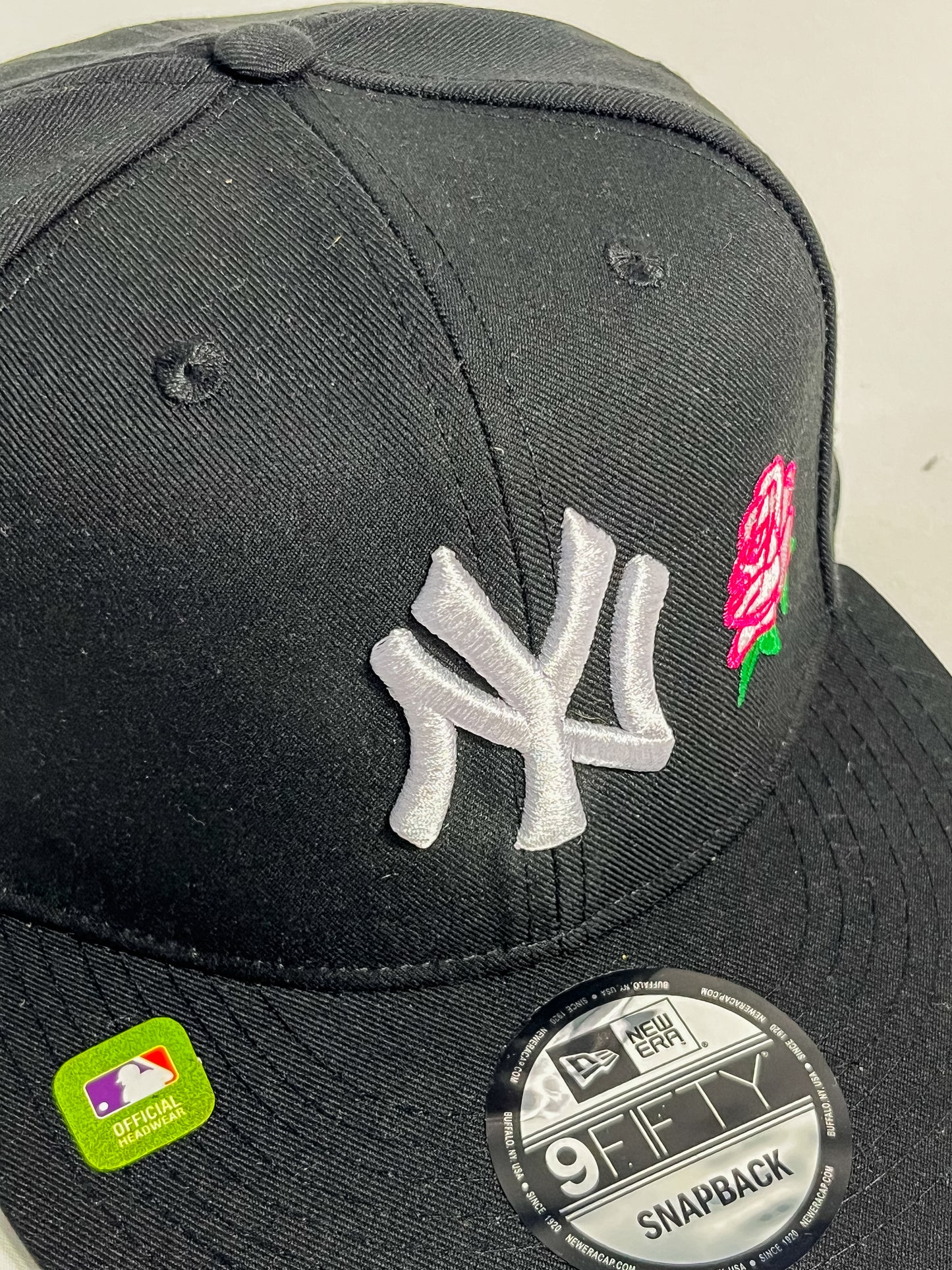 GORRO NEW ERA NEW YORK YANKEES BLACK ROSA AL COSTADO AJUSTABLE