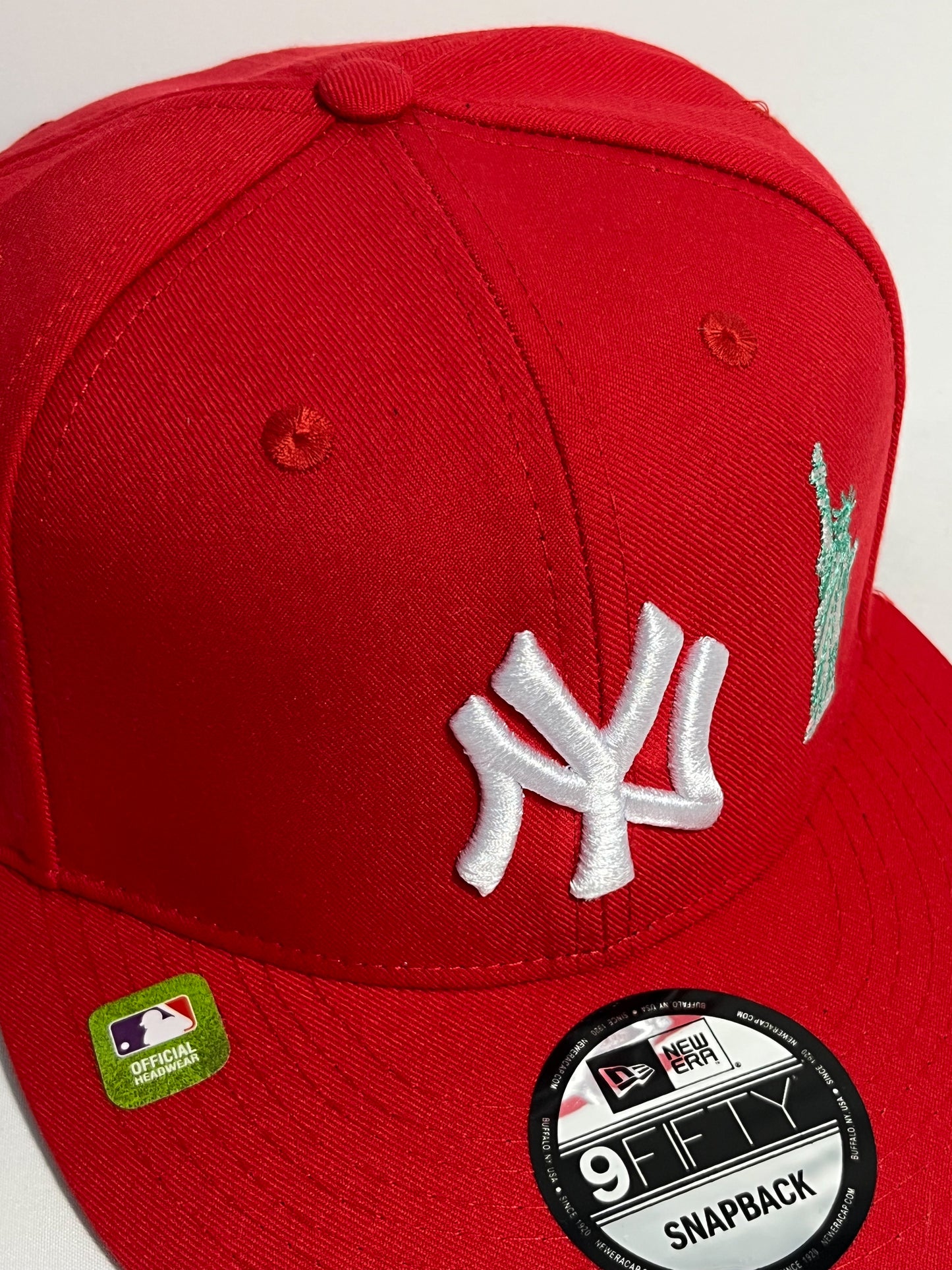 GORRO NEW ERA NEW YORK YANKEES RED ESTATUA DE LA LIBERTAD AJUSTABLE