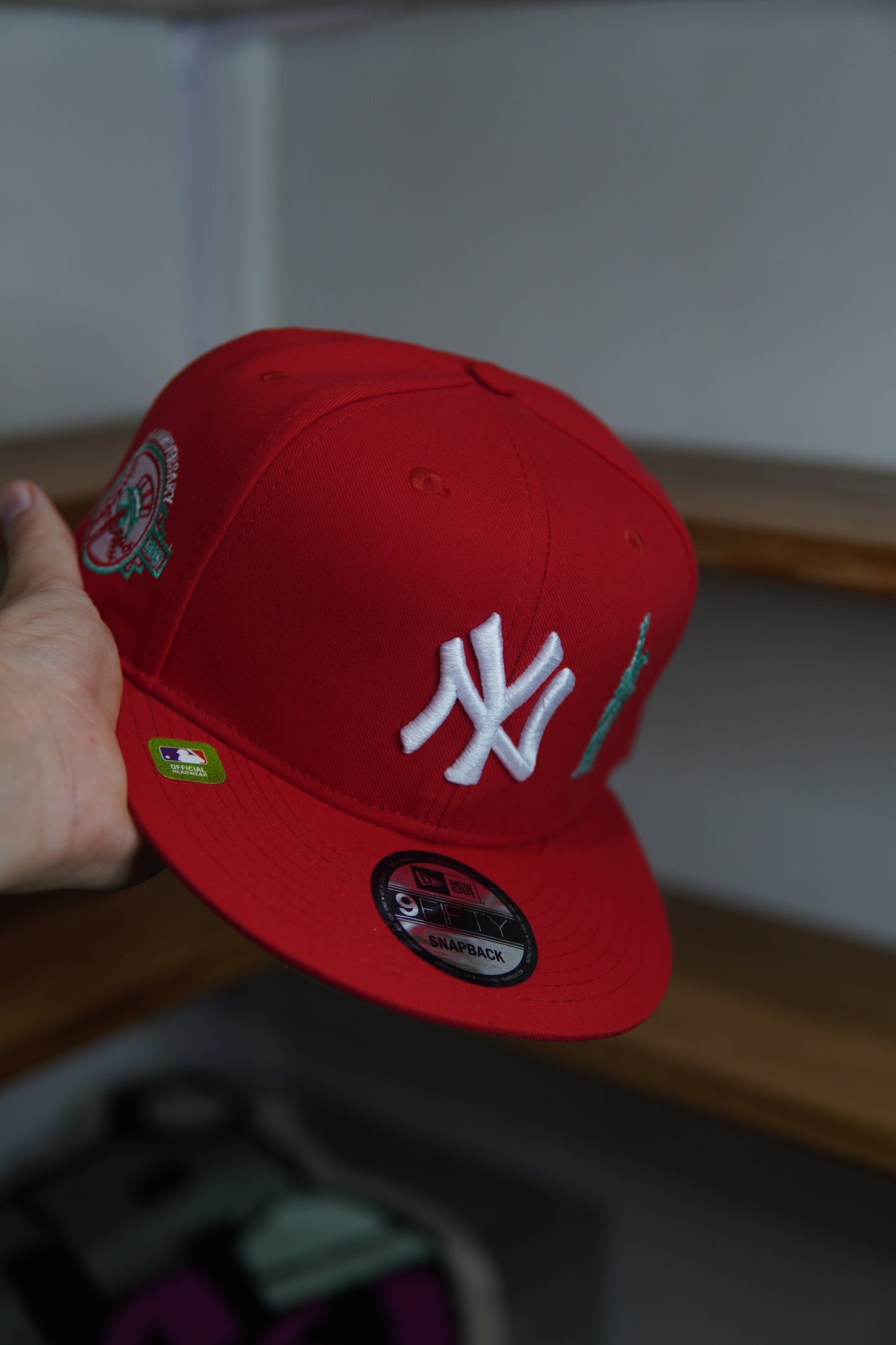 GORRO NEW ERA NEW YORK YANKEES RED ESTATUA DE LA LIBERTAD AJUSTABLE