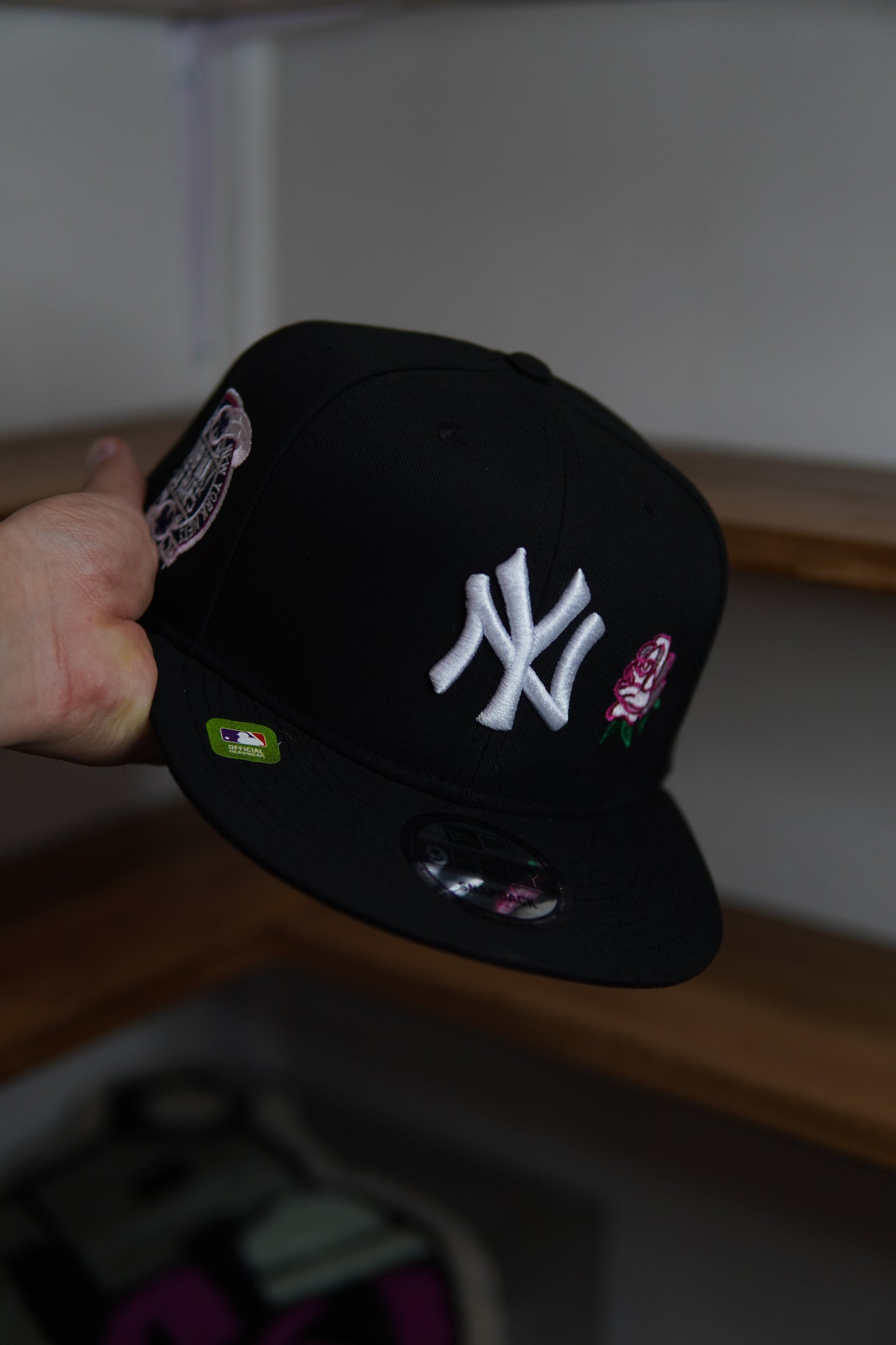 GORRO NEW ERA NEW YORK YANKEES BLACK ROSA AL COSTADO AJUSTABLE