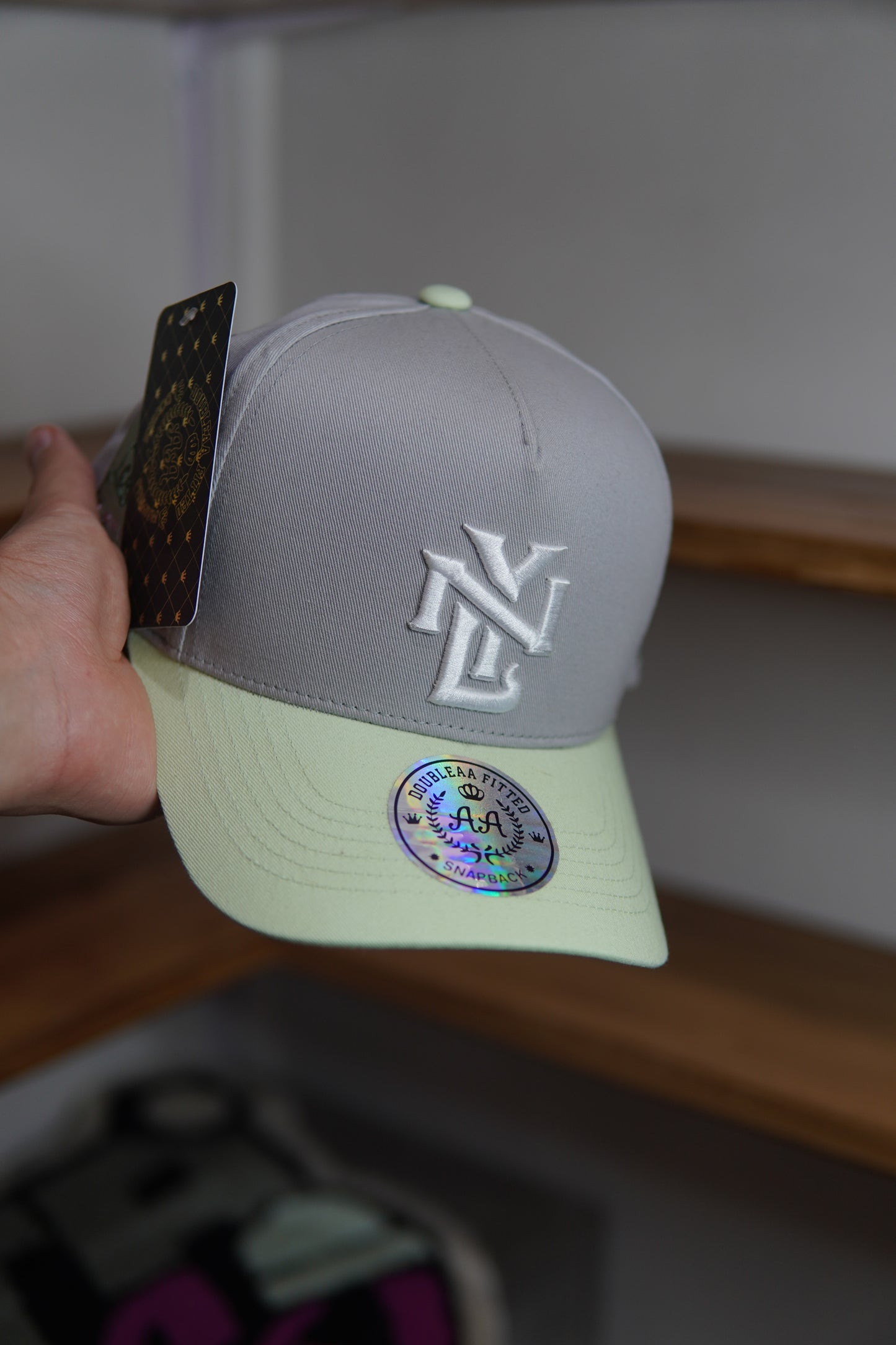 GORRA DOUBLE AA NY LEGEND PARCHE LATERAL GRIS Y VERDE