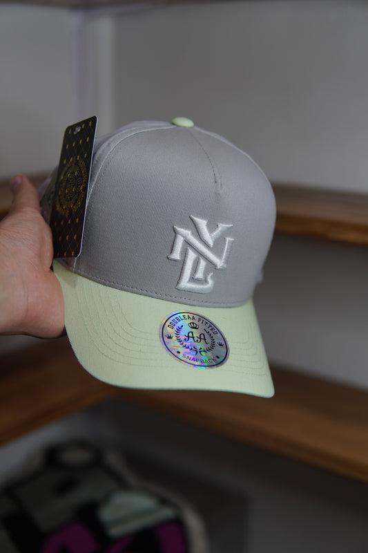 GORRA DOUBLE AA NY LEGEND PARCHE LATERAL GRIS Y VERDE