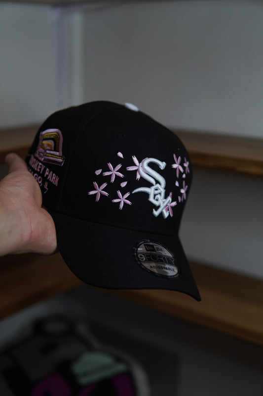 GORRA NEW ERA SOX NEGRA DISEÑO FLORAL AJUSTABLE