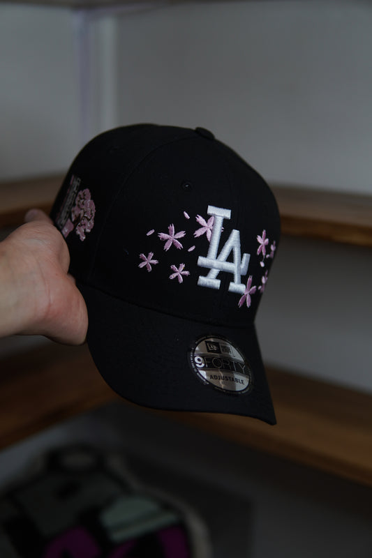 GORRA NEW ERA LOS ANGELES DODGERS NEGRA DISEÑO FLORAL AJUSTABLE