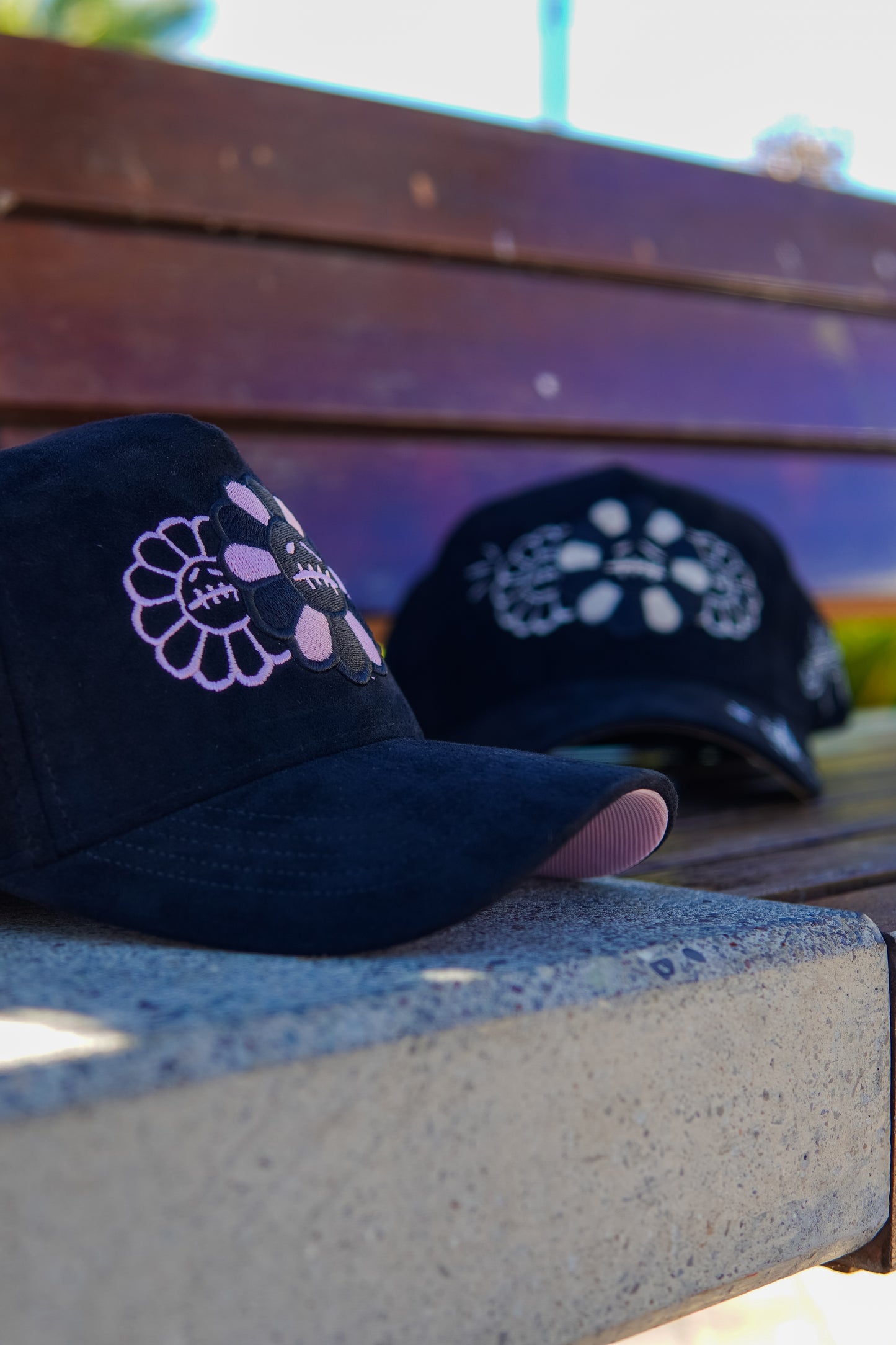 GORRA MURA TRAVIS NEGRA DISEÑO ROSA AJUSTABLE