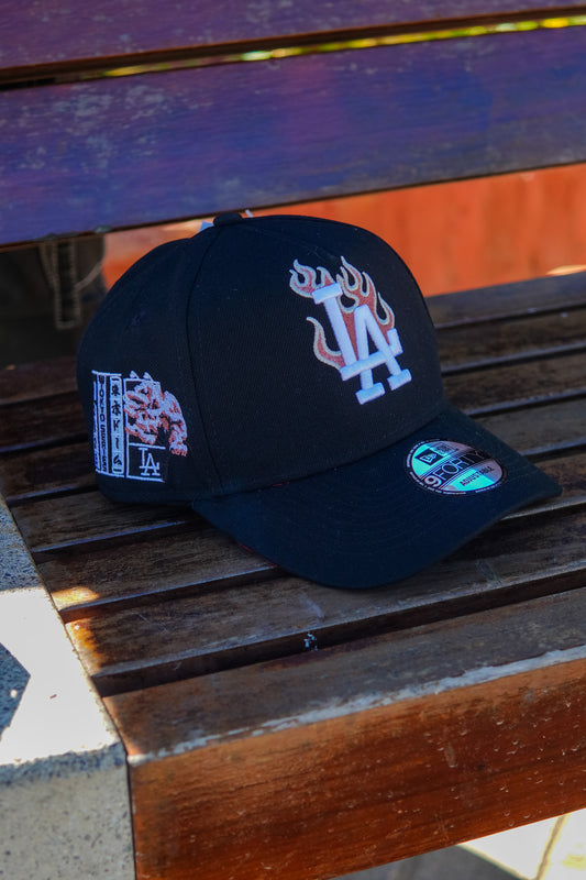 GORRA NEW ERA LOS ANGELES DODGERS NEGRA DISEÑO LLAMAS AJUSTABLE
