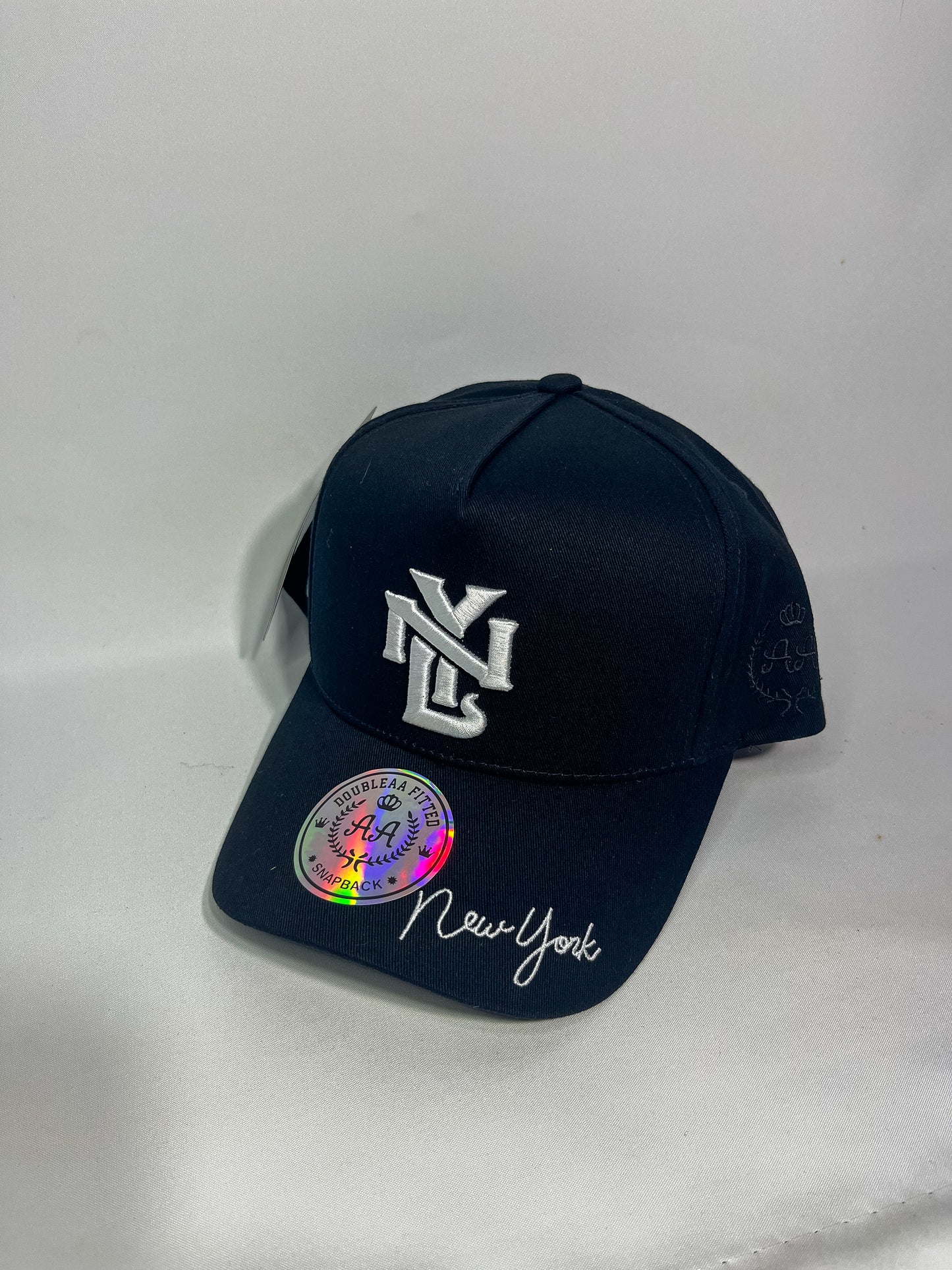 GORRA DOUBLE AA NY FITTED BLACK PARCHE LATERAL