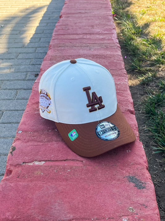 GORRA NEW ERA LOS ANGELES DODGERS COLOR CREMA Y CAFÉ PARCHE LATERAL AJUSTABLE