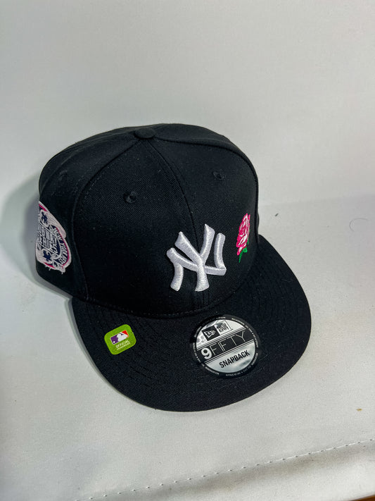 GORRO NEW ERA NEW YORK YANKEES BLACK ROSA AL COSTADO AJUSTABLE