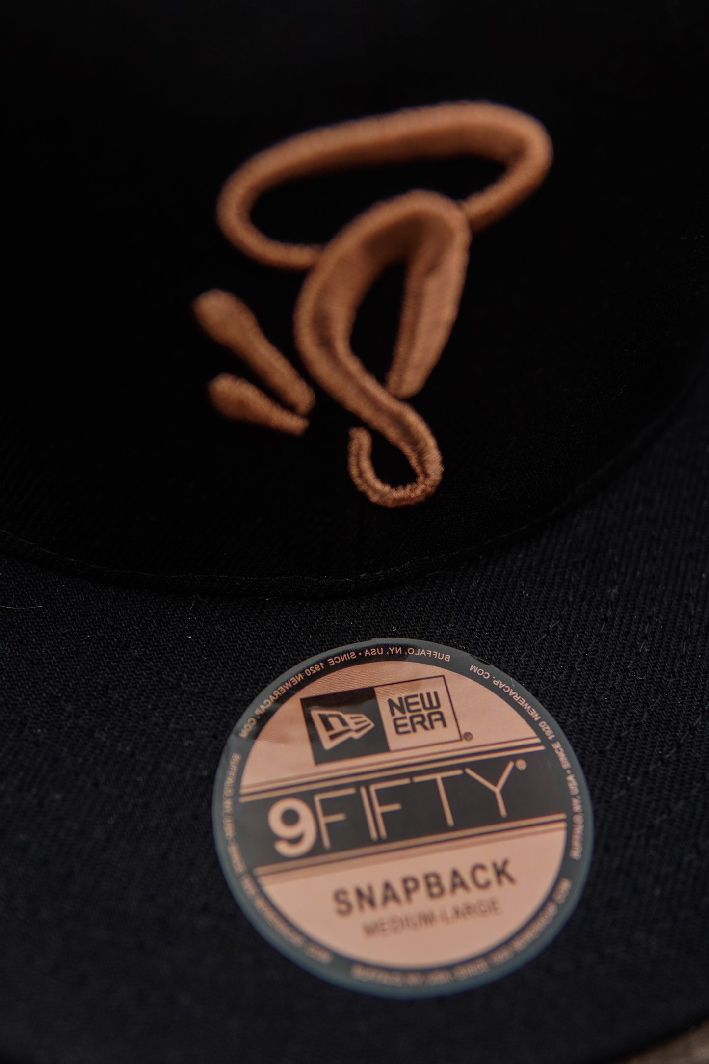 SYNA X NEW ERA 9FIFTY SNAPBACK CAP - BLACK/ROSE GOLD