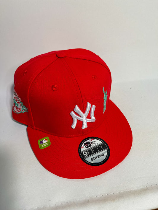 GORRO NEW ERA NEW YORK YANKEES RED ESTATUA DE LA LIBERTAD AJUSTABLE